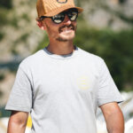 Un homme avec une casquette et des lunettes de soleil