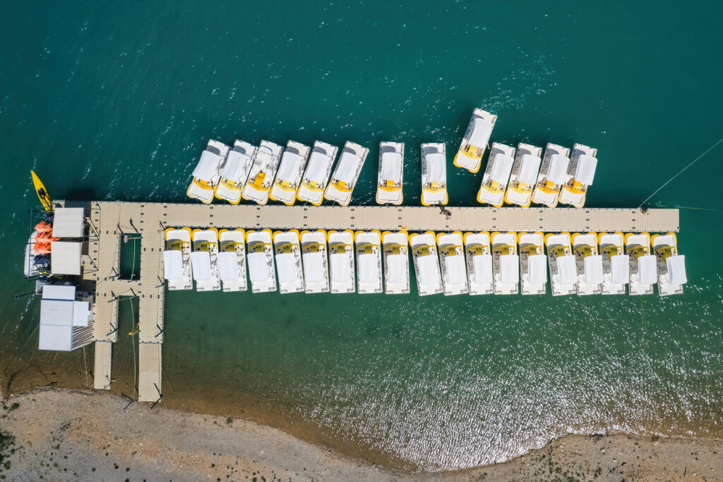 Vue aérienne d'un ponton avec un pédalos qui arrive